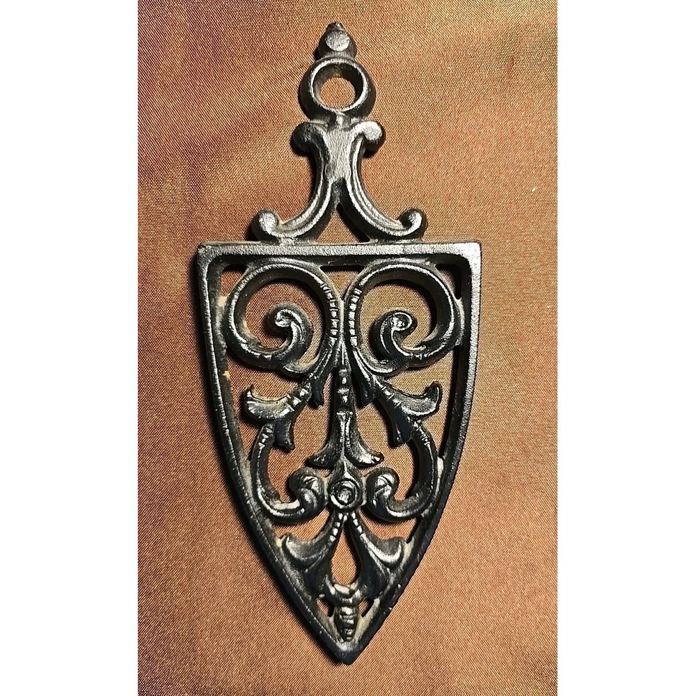 Antique VTG 1955 TRIVET CATHEDRAL CAST IRON J.Z.H -R SERIES. GUC‎